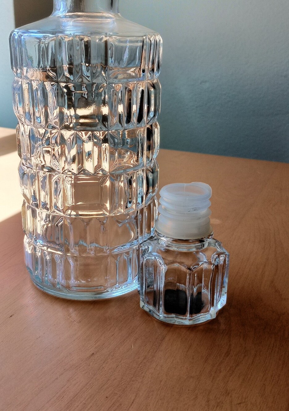 Vintage Mid-Century Federal Glass Geometric Block Decanter with Crest Stopper - Picture 8 of 8